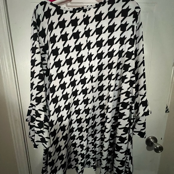 Zadie B’s Black and White Houndstooth Top - Picture 7 of 7
